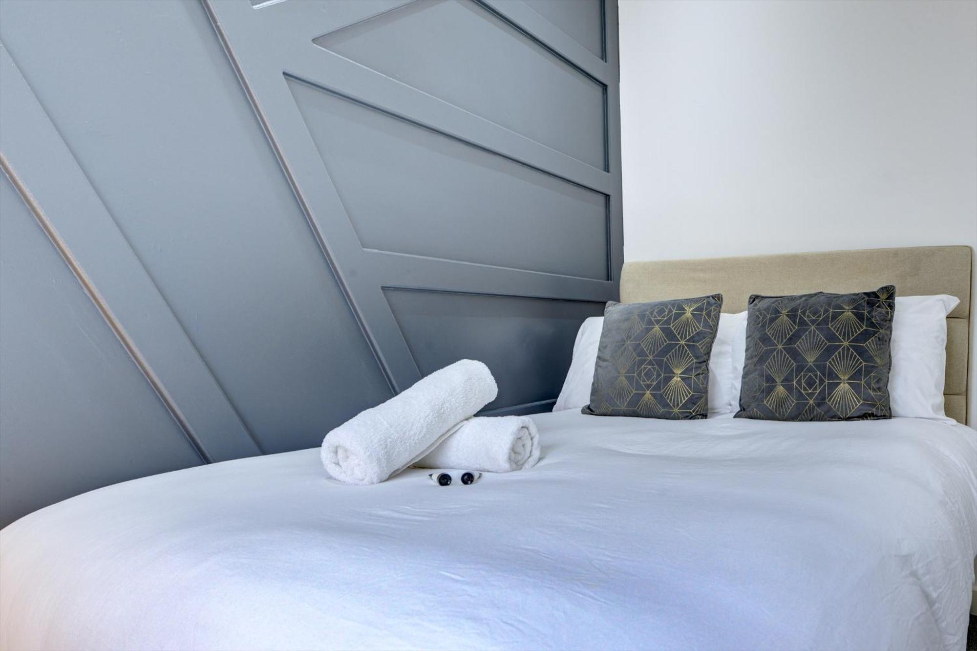 4 Bedrooms Homely House With Garden- Sleeps 9 Comfortably With 6 Comfortable Beds, Free Street Parking, Business Travellers, Contractors, & Holiday-Goers, Coventry, Near All Major Transport Links In Coventry And Motorway Exterior foto