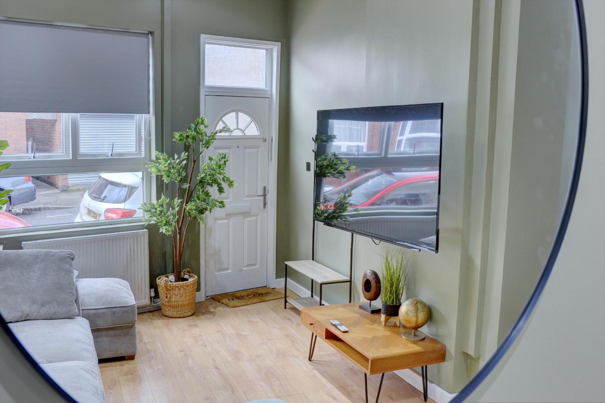 4 Bedrooms Homely House With Garden- Sleeps 9 Comfortably With 6 Comfortable Beds, Free Street Parking, Business Travellers, Contractors, & Holiday-Goers, Coventry, Near All Major Transport Links In Coventry And Motorway Exterior foto